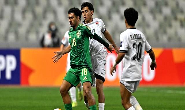 球员们在赛场上拼尽全力，冲刺胜利