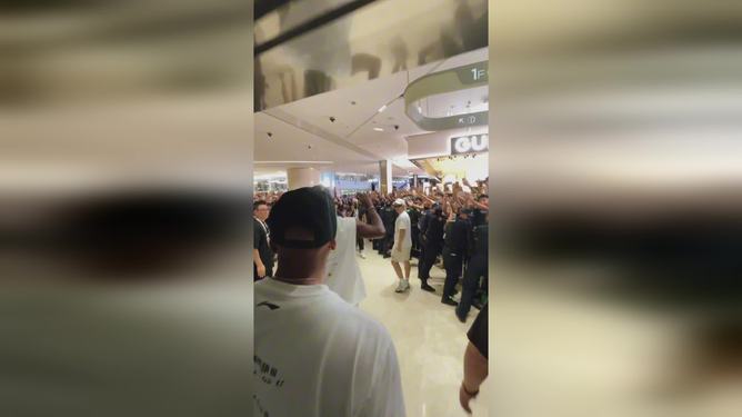 比赛现场人山人海，场面混乱