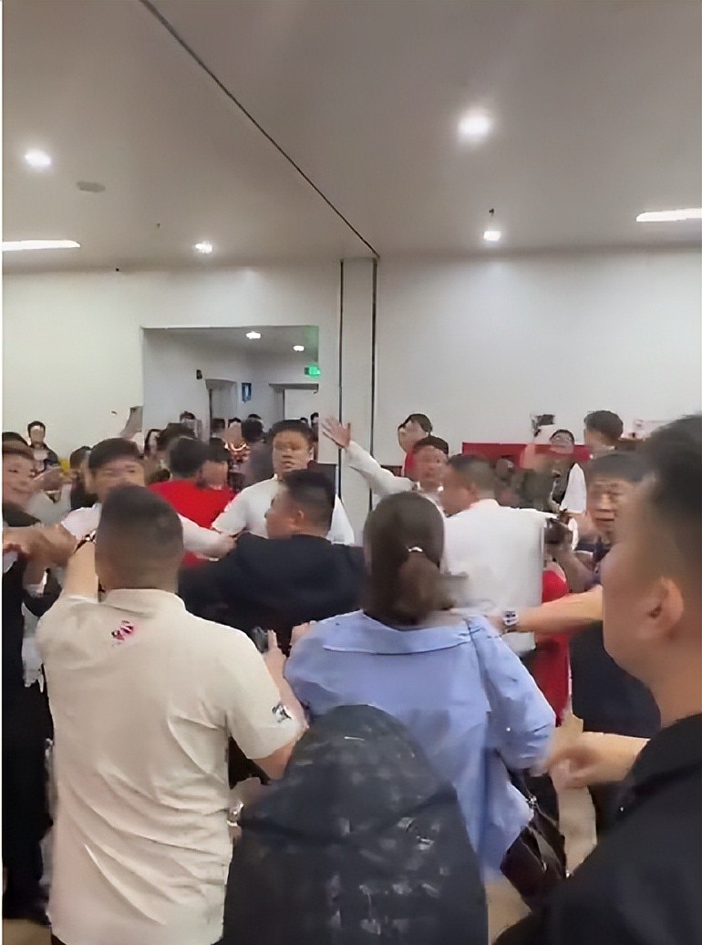 比赛现场人山人海，场面混乱