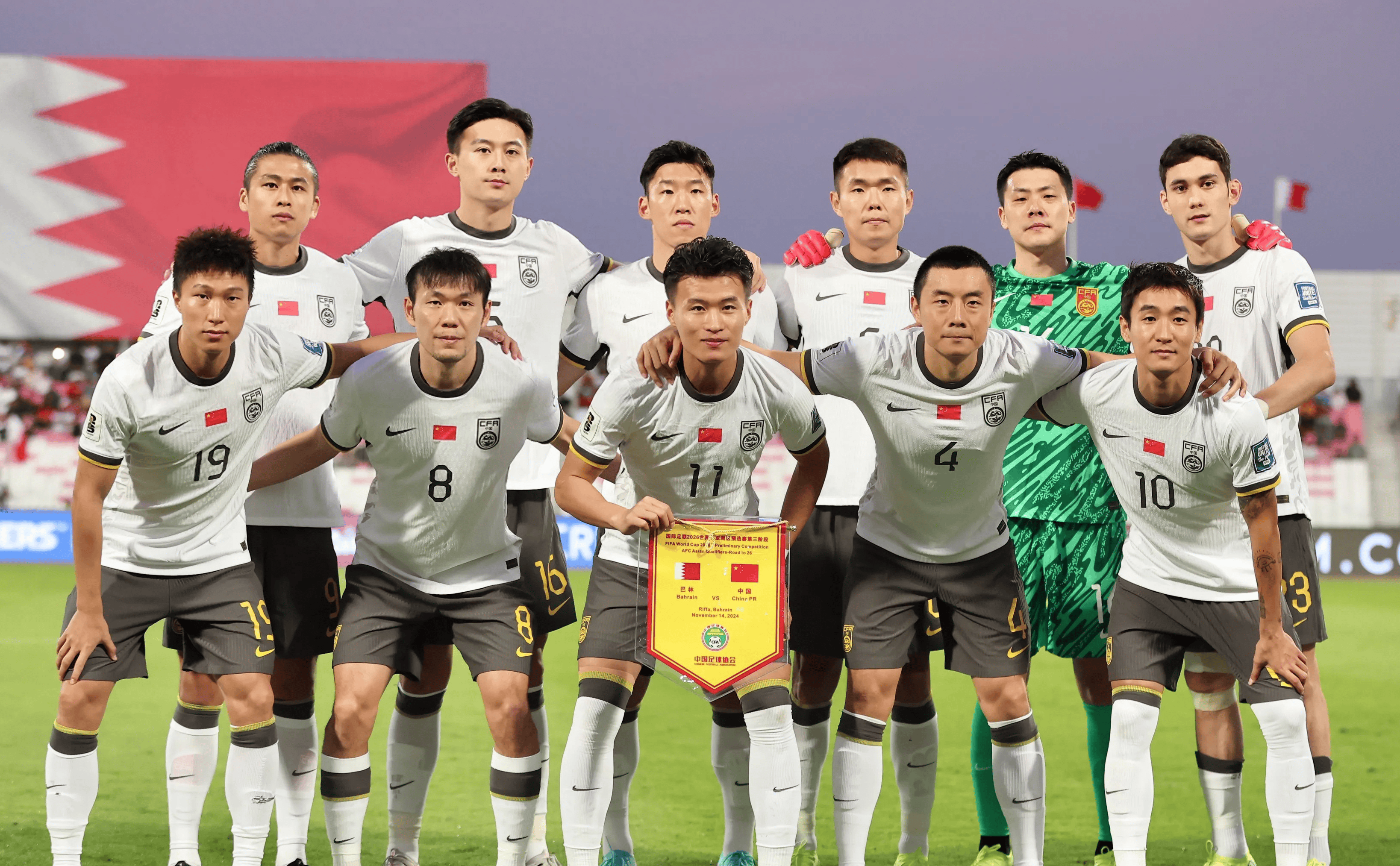 包含澳大利亚足球队赢得比赛，全队斗志昂扬的词条