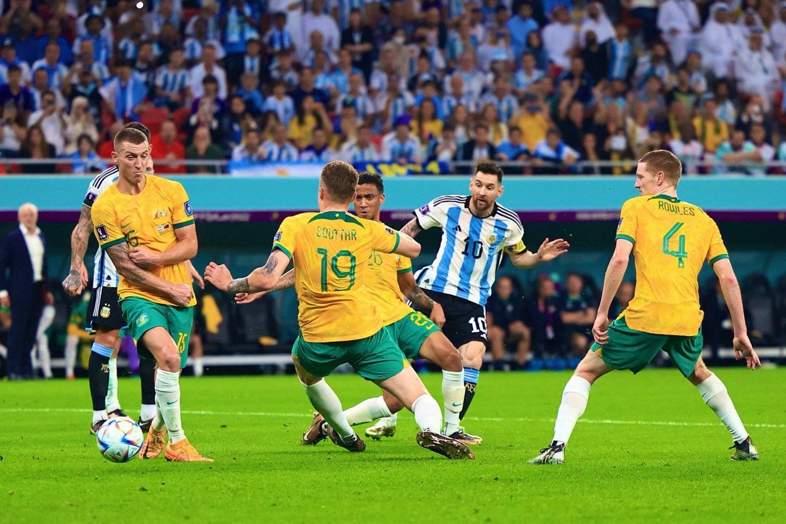 包含澳大利亚足球队赢得比赛，全队斗志昂扬的词条