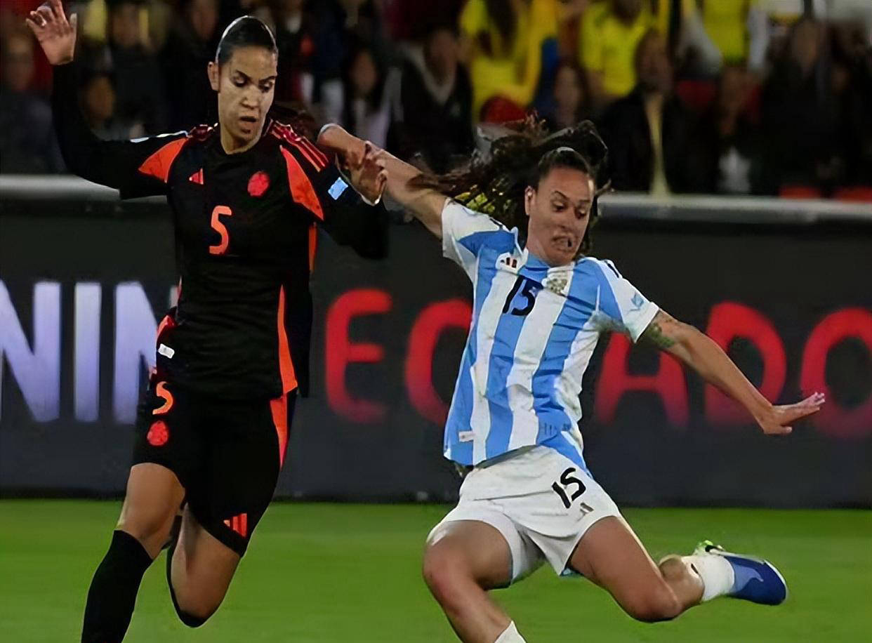 阿根廷女足守门员连续扑出点球，帮助球队获胜
