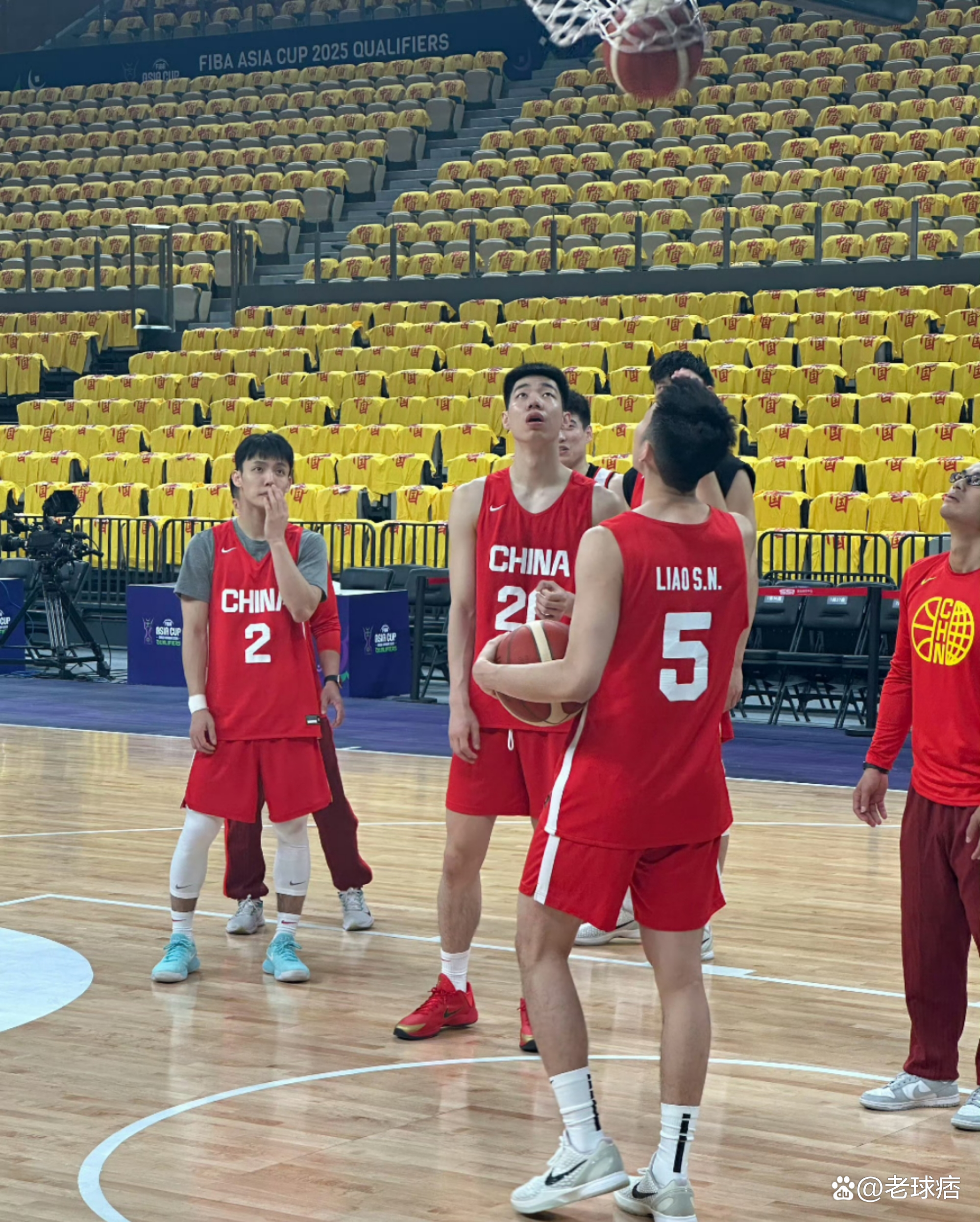 全球篮球比赛激战频现，球迷狂热支持的简单介绍