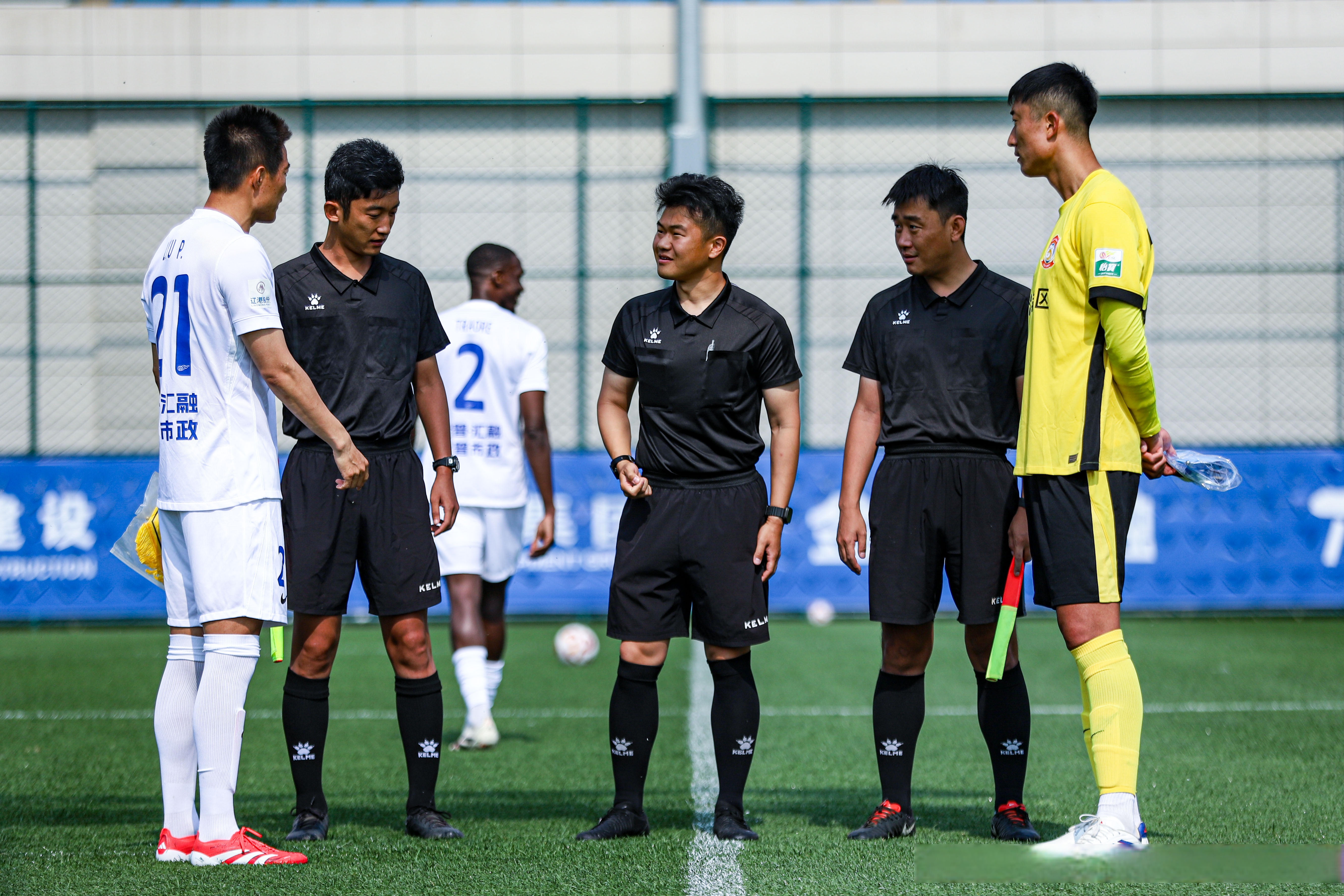 双方球队在赛场上进行激烈比拼不分胜负 双方球队在赛场上进行激烈比拼不分胜负