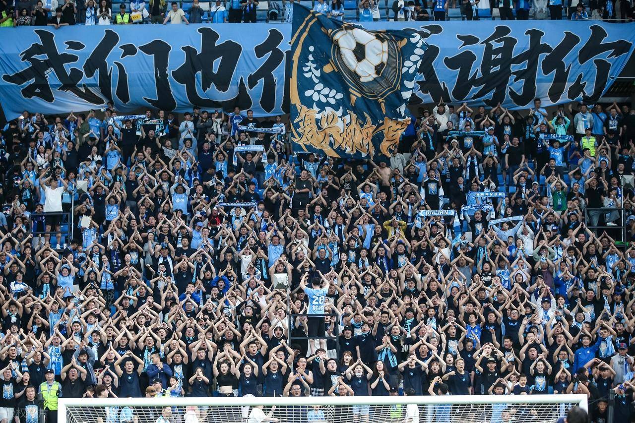 球迷围殴对方球员,俱乐部道歉 球迷围殴对方球员,俱乐部道歉