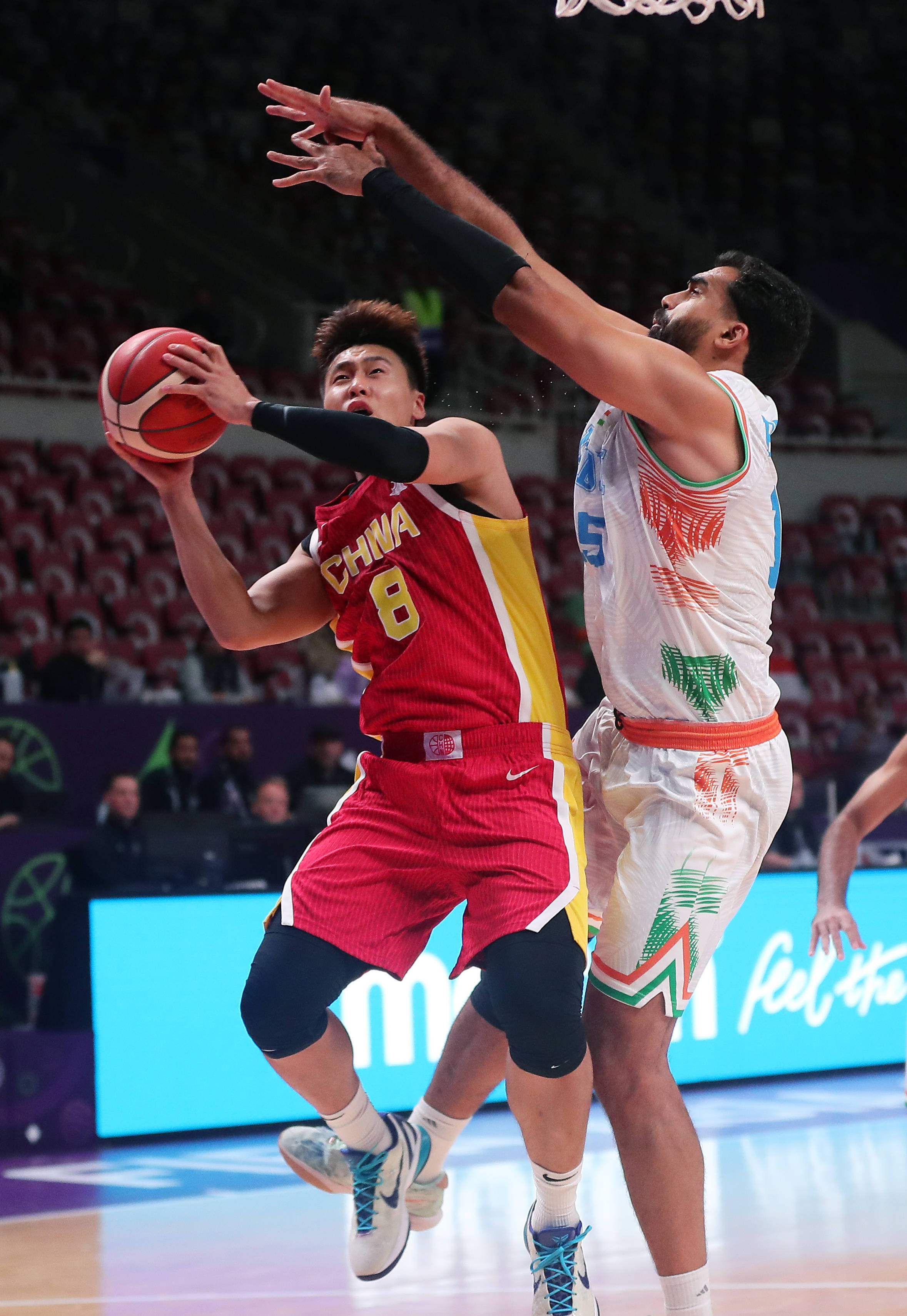 球迷热衷于关注国际篮球比赛 球迷热衷于关注国际篮球比赛