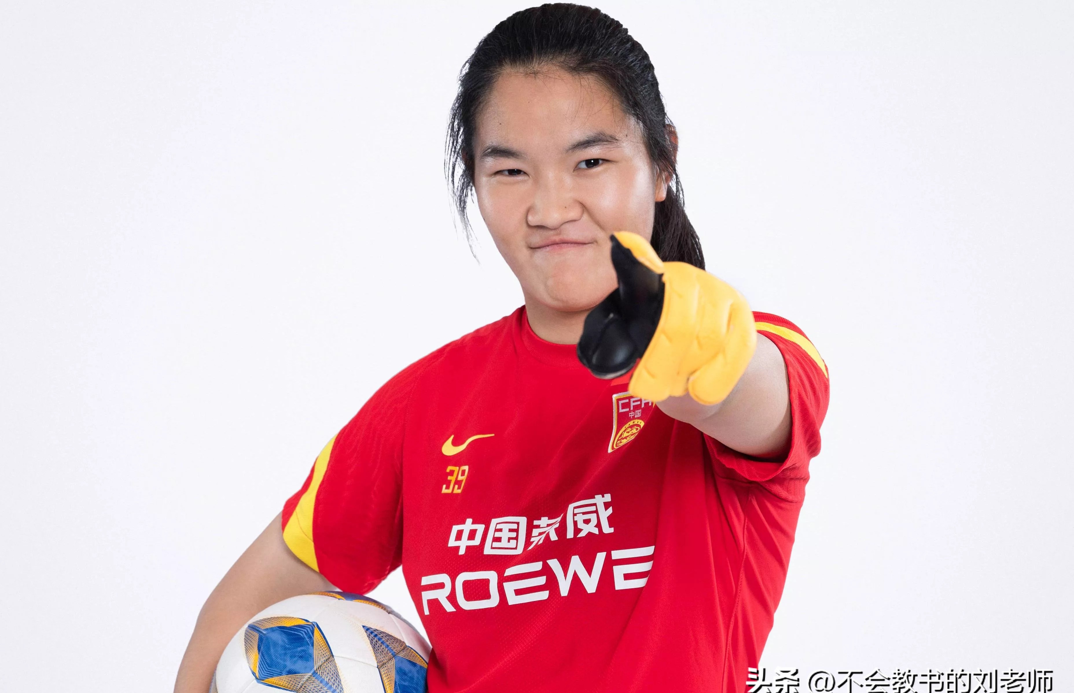 中国女足助教接受专访力荐新星的简单介绍 中国女足助教接受专访力荐新星的简单介绍