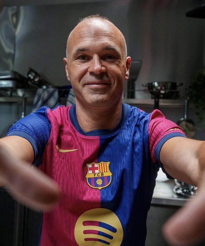 西班牙球星伊涅斯塔退役，足球世界向传奇致敬