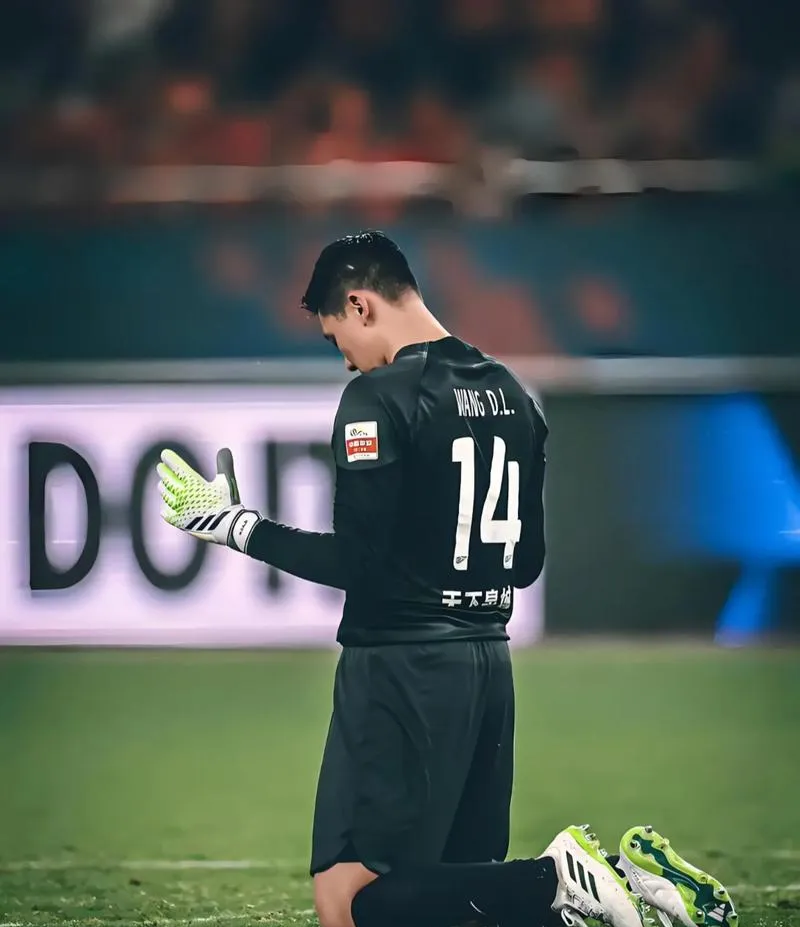 关于申花队迎来新教练，士气如何受到影响？的信息