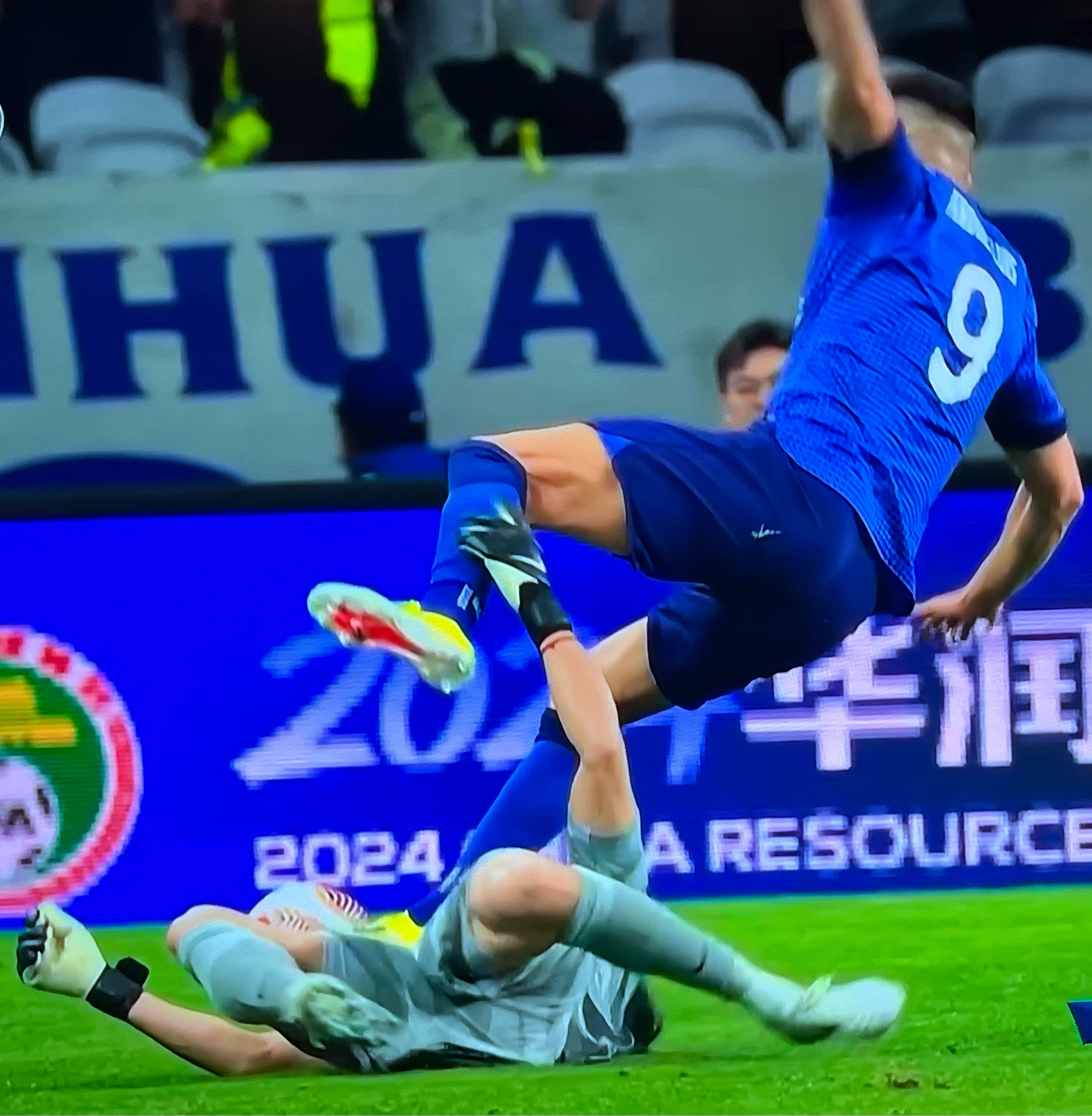 包含申花球员备战新的挑战，士气高昂的词条