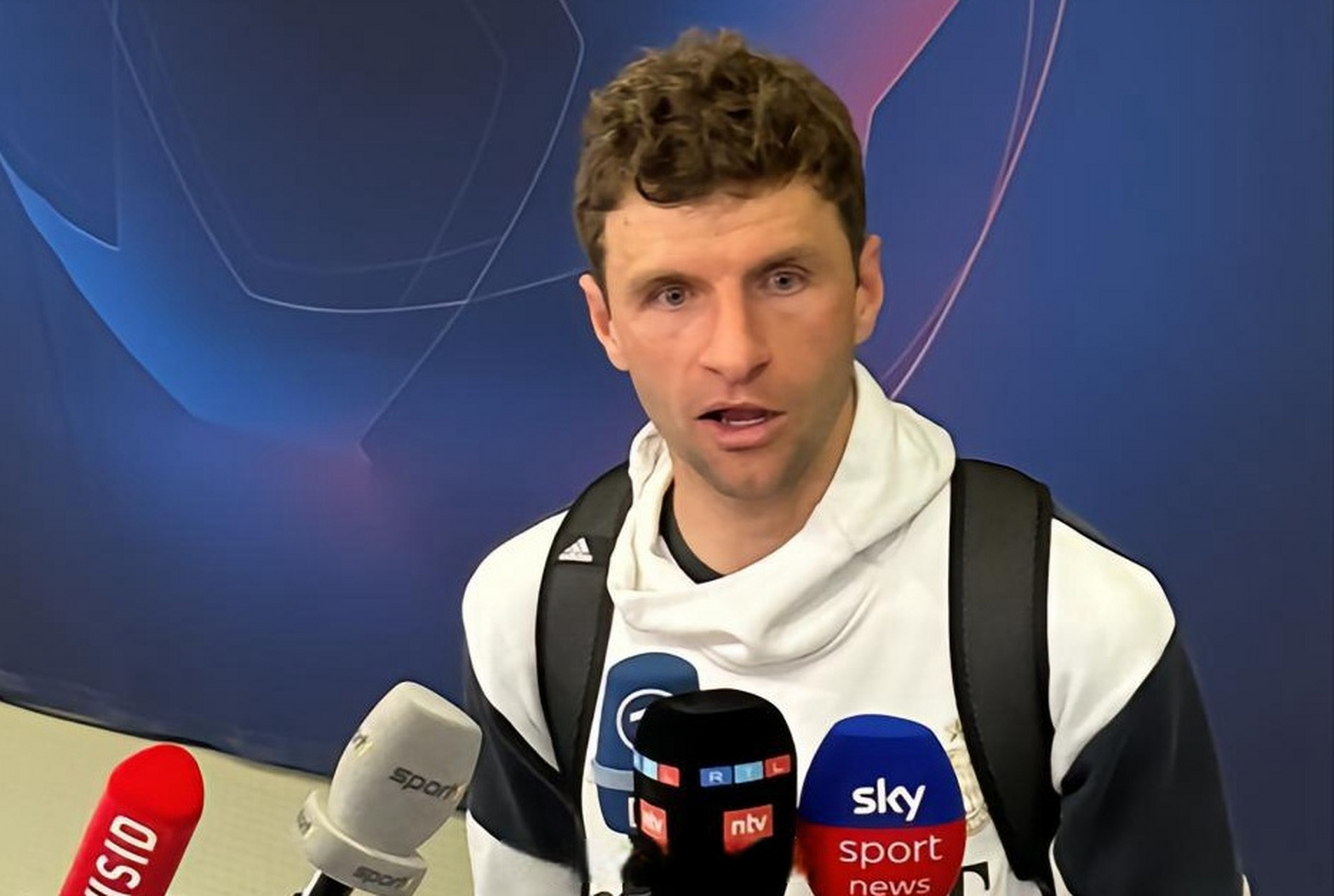 关于巴黎横扫英格兰，穆勒三分雨点燃全场的信息