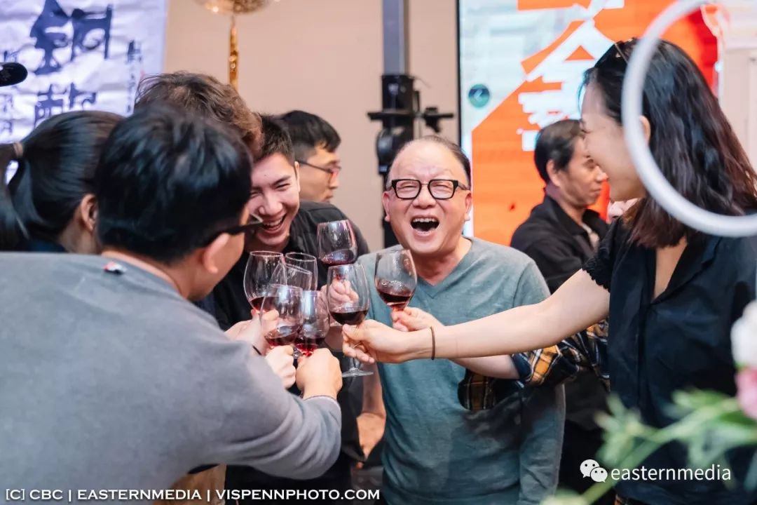 澳大利亚队夺冠，举办庆功宴