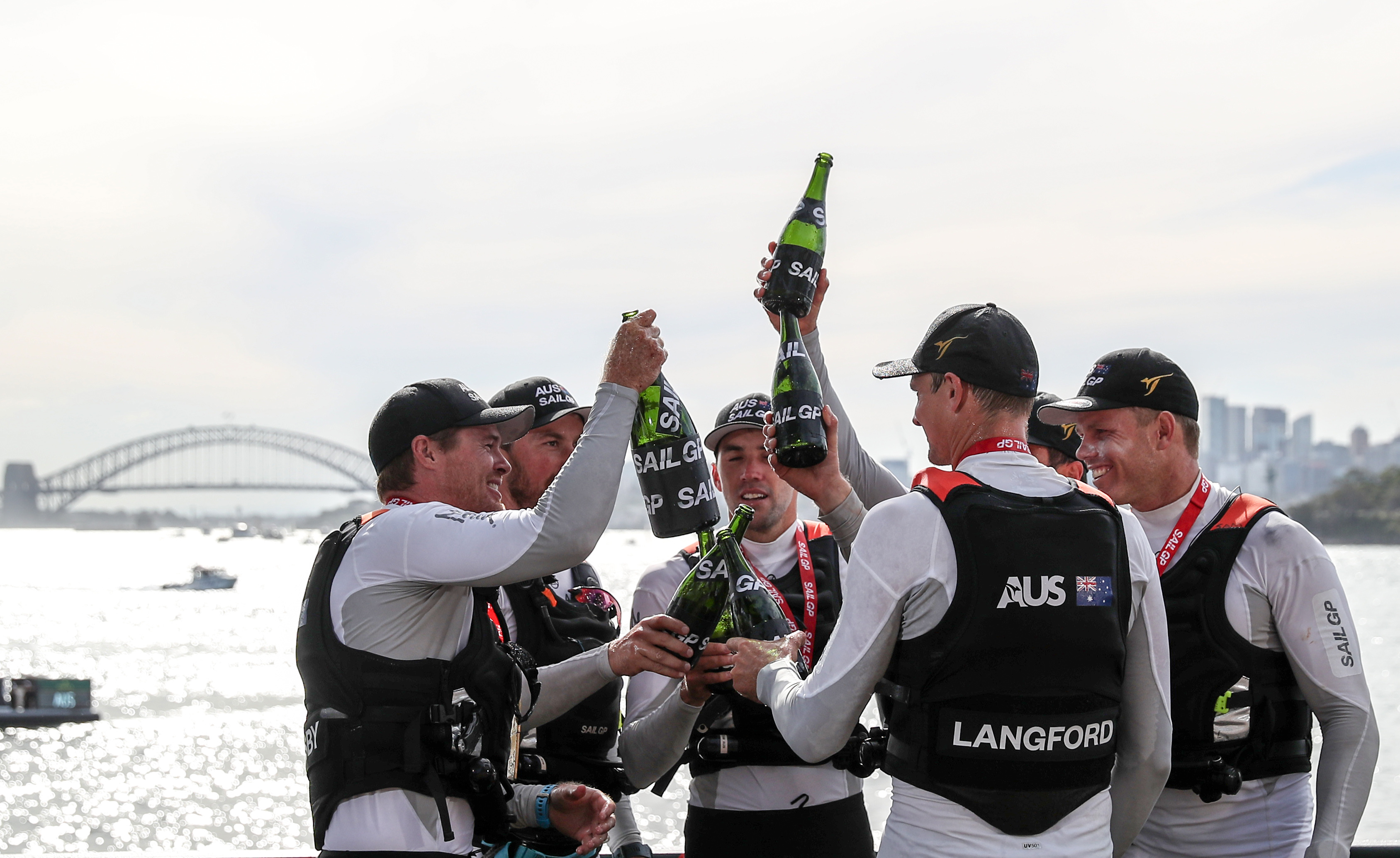 澳大利亚队夺冠，举办庆功宴