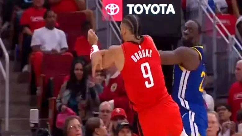 包含裁判判罚引发争议火箭队遭遇连败的词条