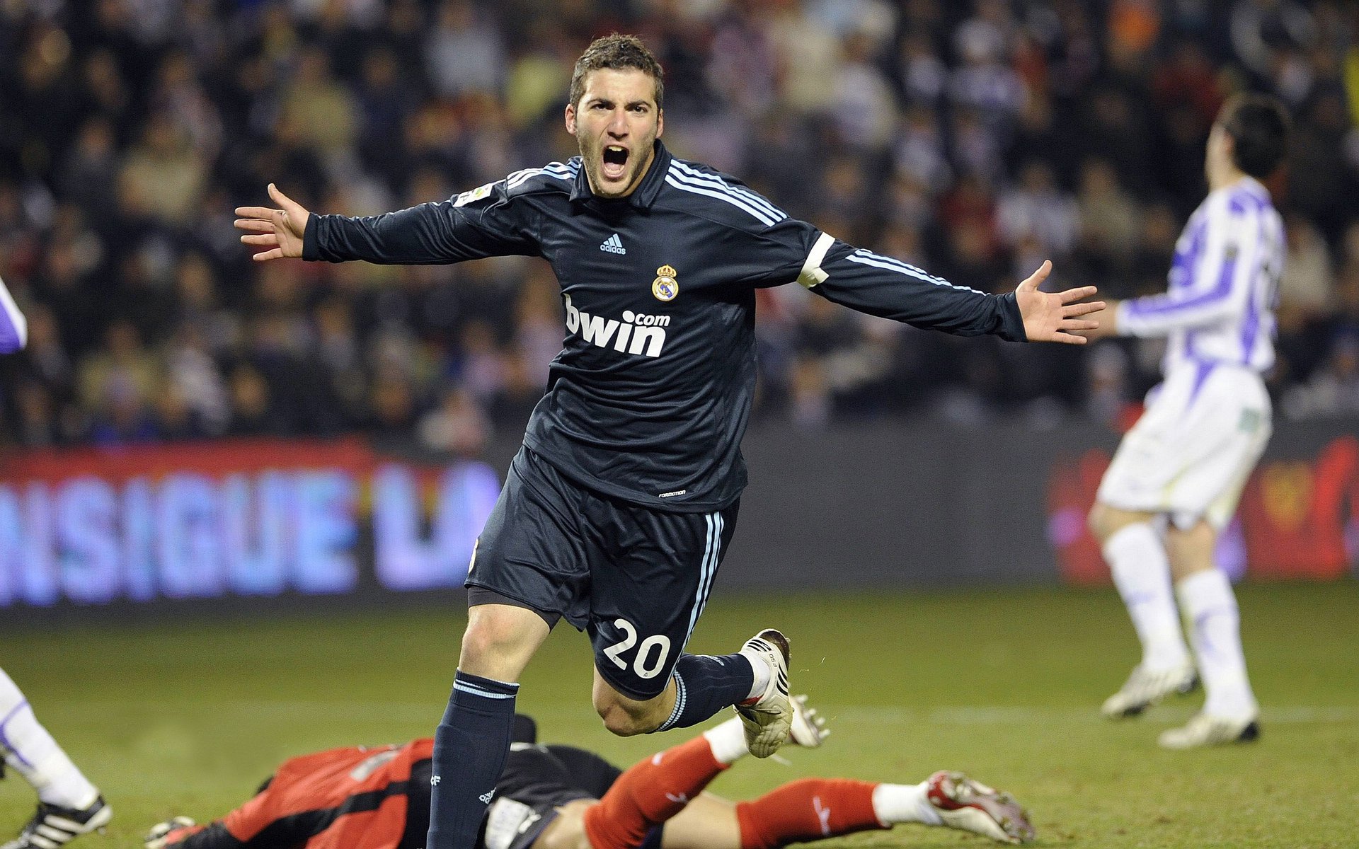 德甲争冠战之夜，萨拉赫赛后评分拉满，一场定义赛季的传奇表演